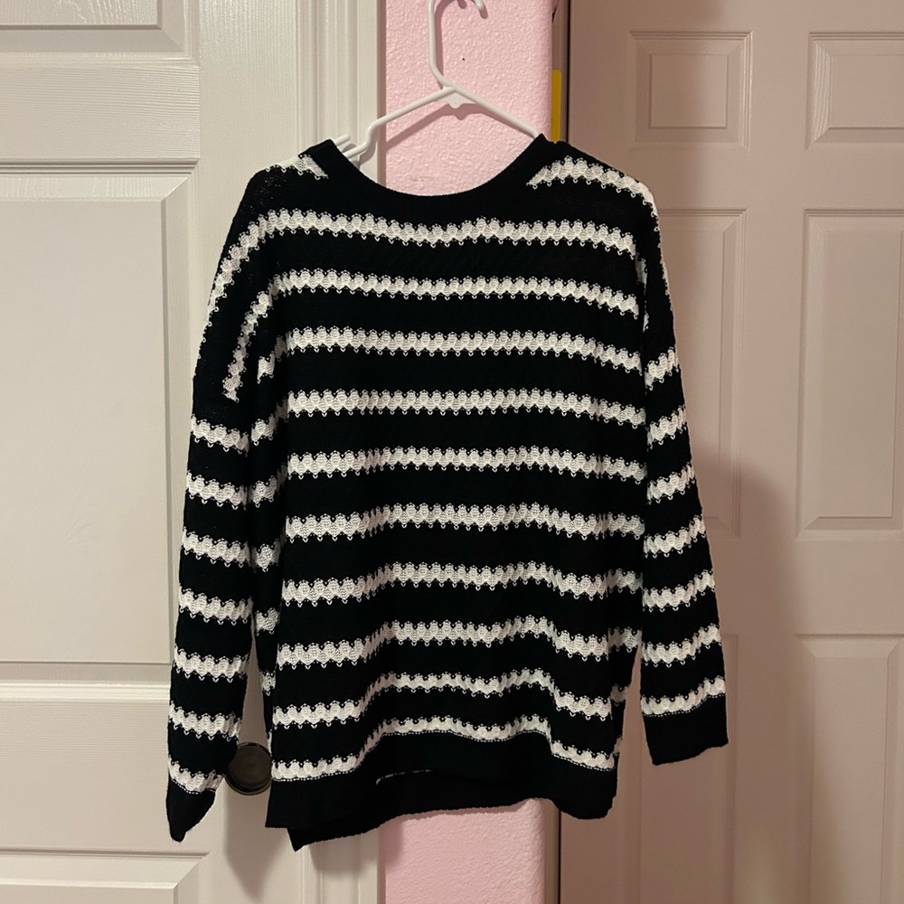 SHEIN BLACK AND WHITE SWEATER